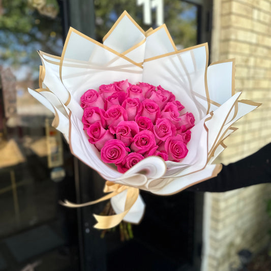 Ramo Buchón Dallas – Luxury hand bouquet of fresh roses, available for same-day delivery in Bedford, Arlington, and North Richland Hills.
