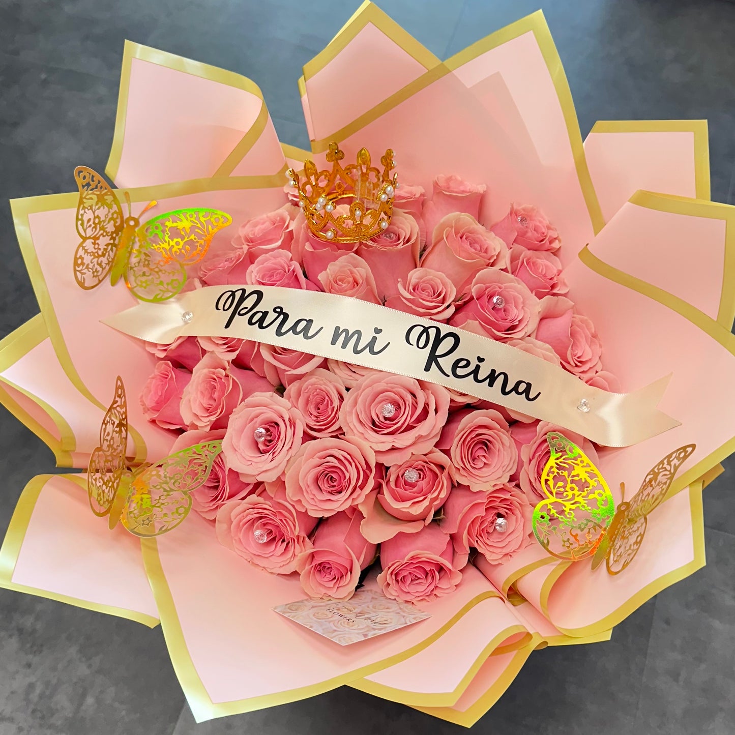 Ramo Buchón Euless – Fresh-cut roses wrapped in a classic floral design, available for delivery today.