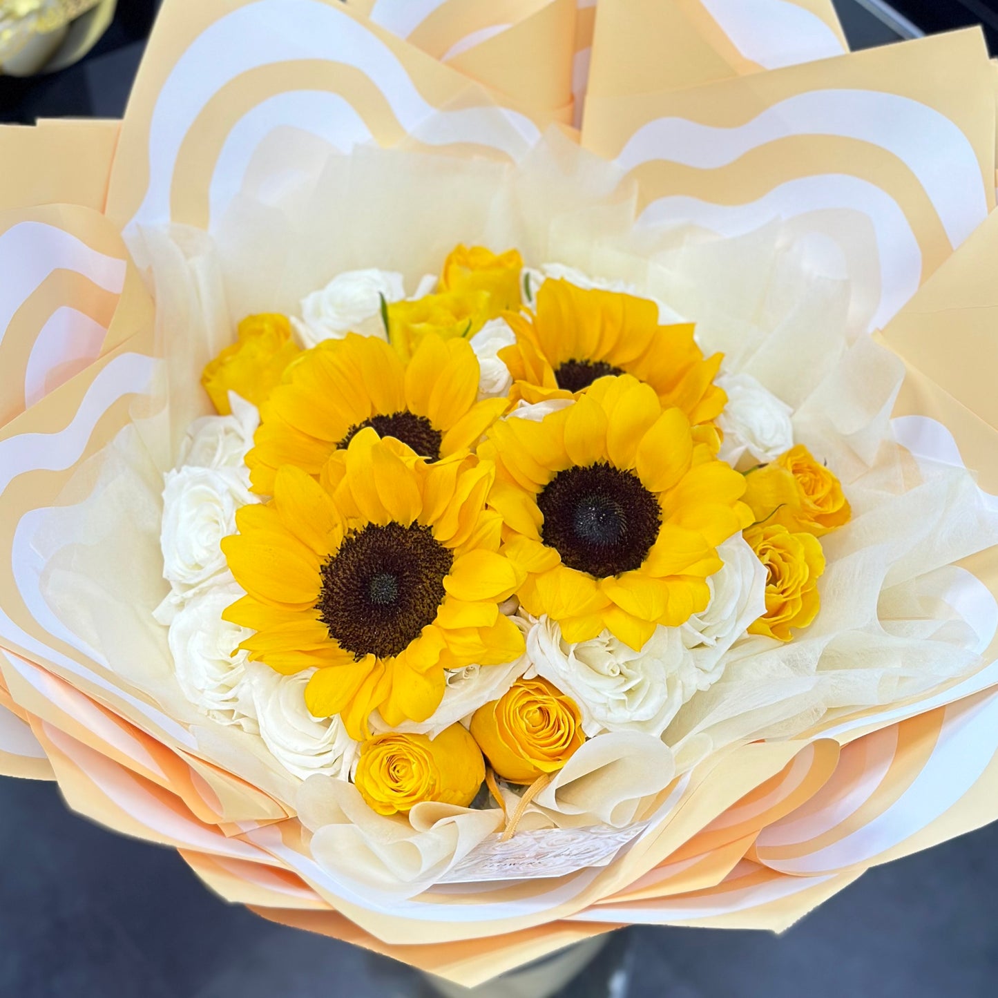 Ramo Buchón Arlington same-day delivery – Beautiful rose bouquet in multiple colors, perfect for gifting. Flores amarillas