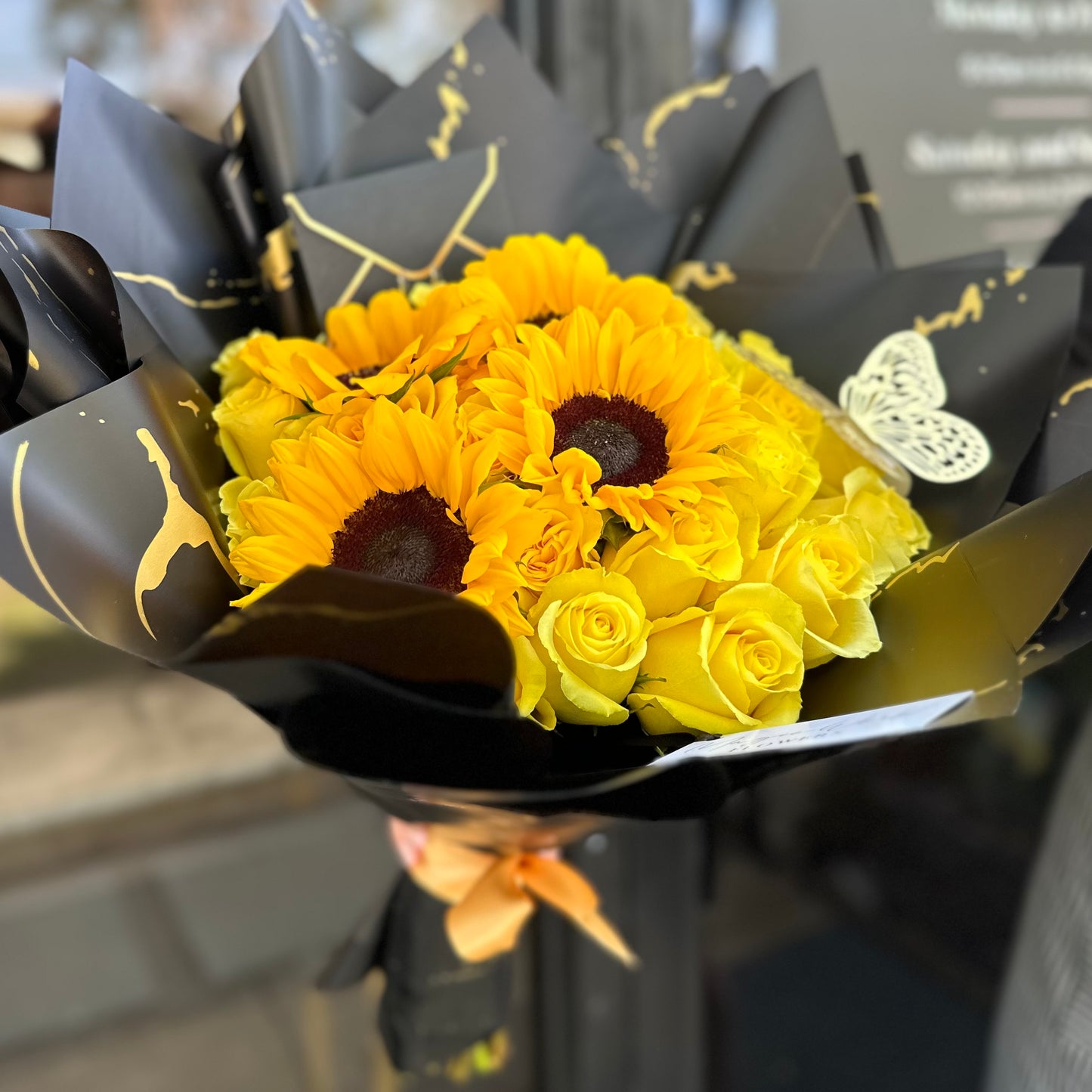Ramo Buchón Hurst – Hand-tied bouquet of roses available for same-day pickup and delivery in nearby cities. Flores amarillas