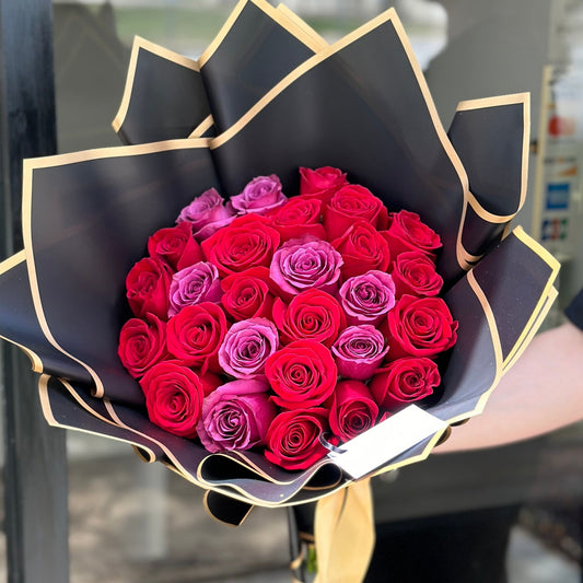 Ramo Buchon - Classic Hand Bouquet of Lavender & Red Roses - Magic World Flowers