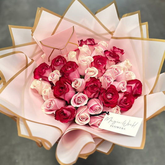 Ramo Buchon - Classic Hand Bouquet of Mixed colors Roses - Magic World Flowers