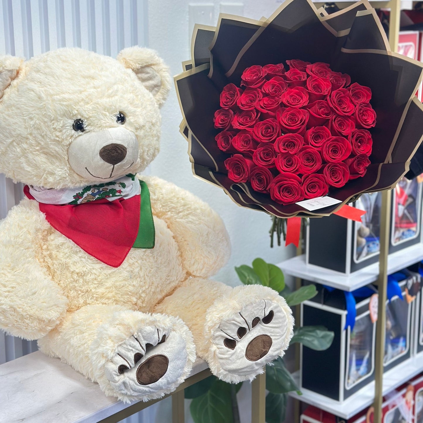 Ramo Buchon - Classic Hand Bouquet of Red Roses - Magic World Flowers