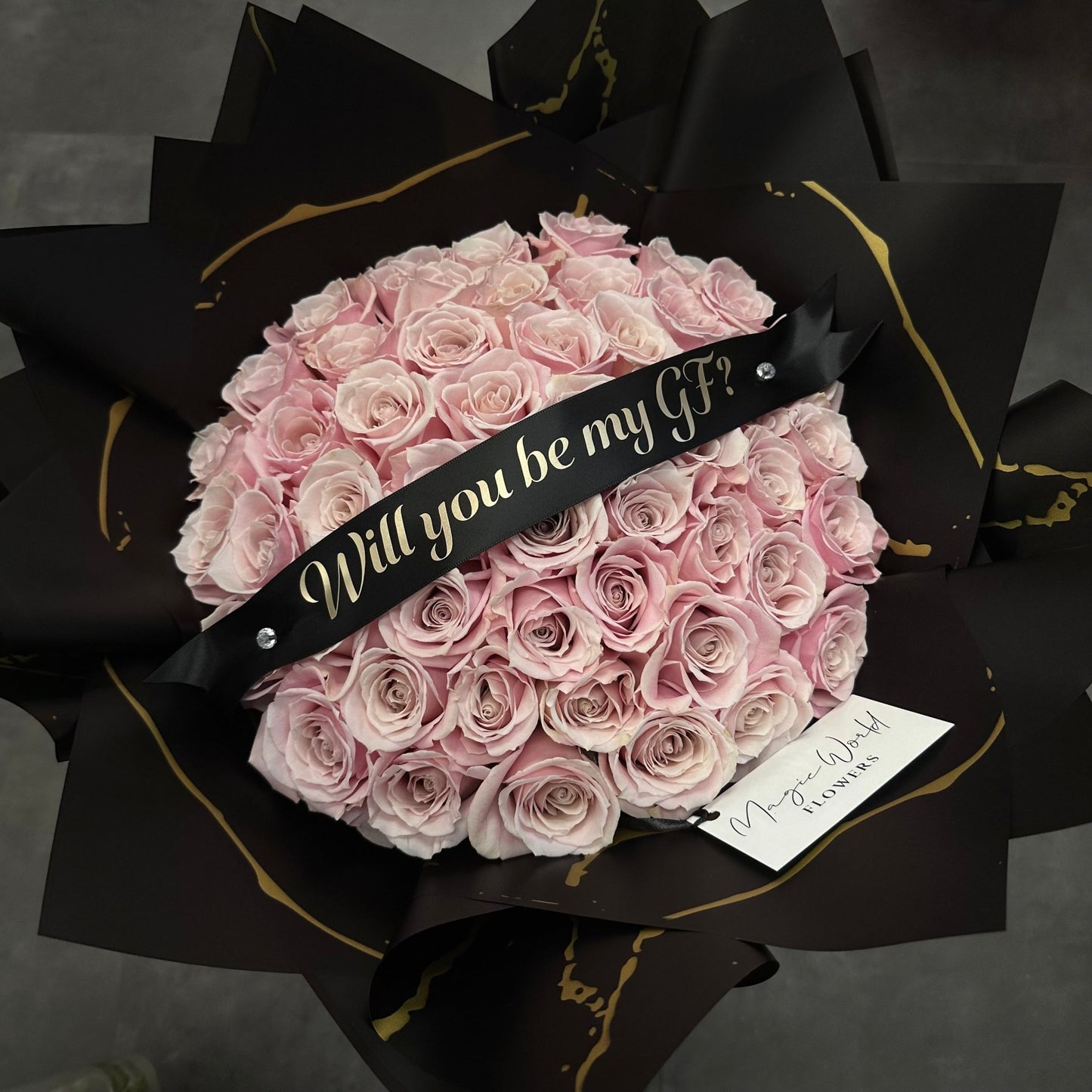 Ramo Buchon - Deluxe Hand Bouquet of Pink Roses - Magic World Flowers