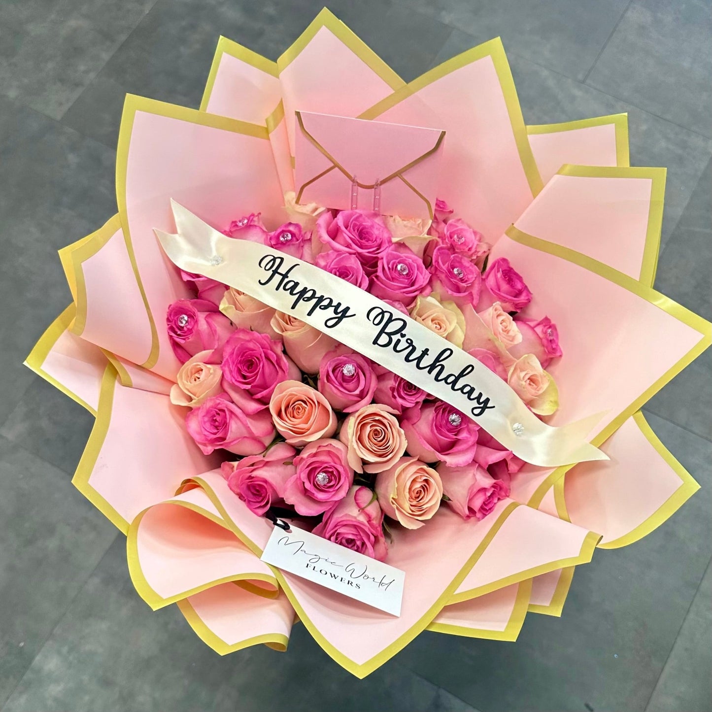 Ramo Buchon - Deluxe Hand Bouquet of Pink Roses - Magic World Flowers