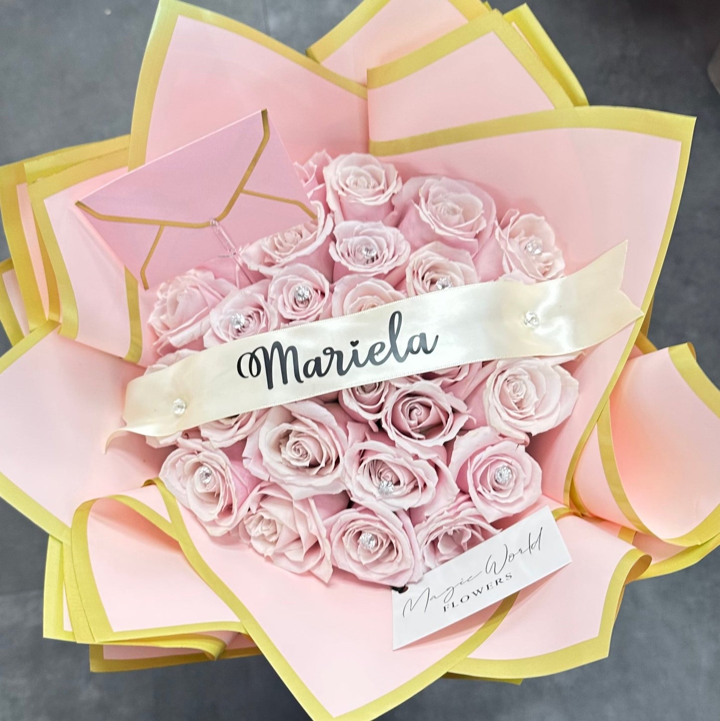 Ramo Buchon - Deluxe Hand Bouquet of Pink Roses - Magic World Flowers