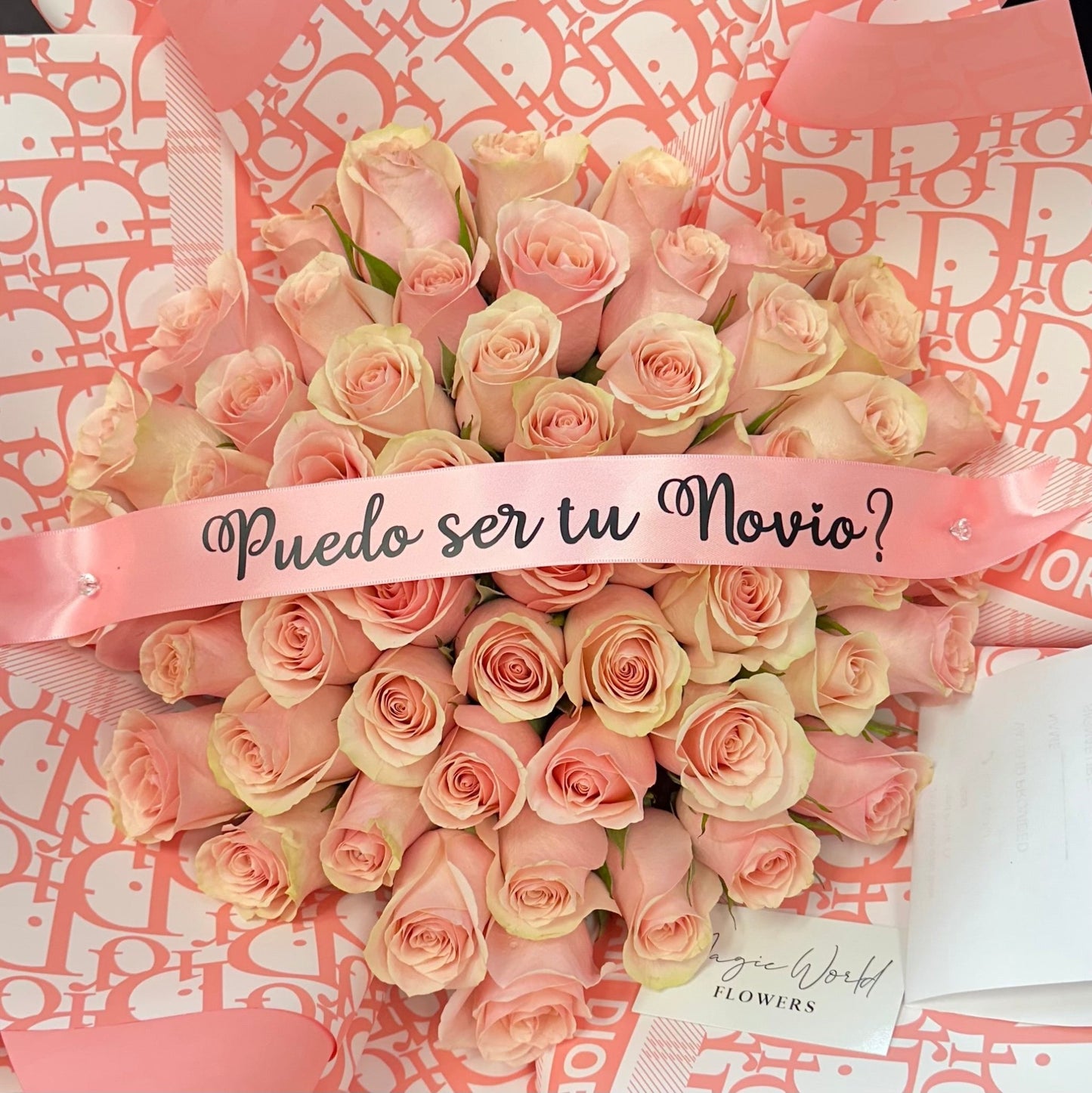 Ramo Buchon - Deluxe Hand Bouquet of Pink Roses - Magic World Flowers