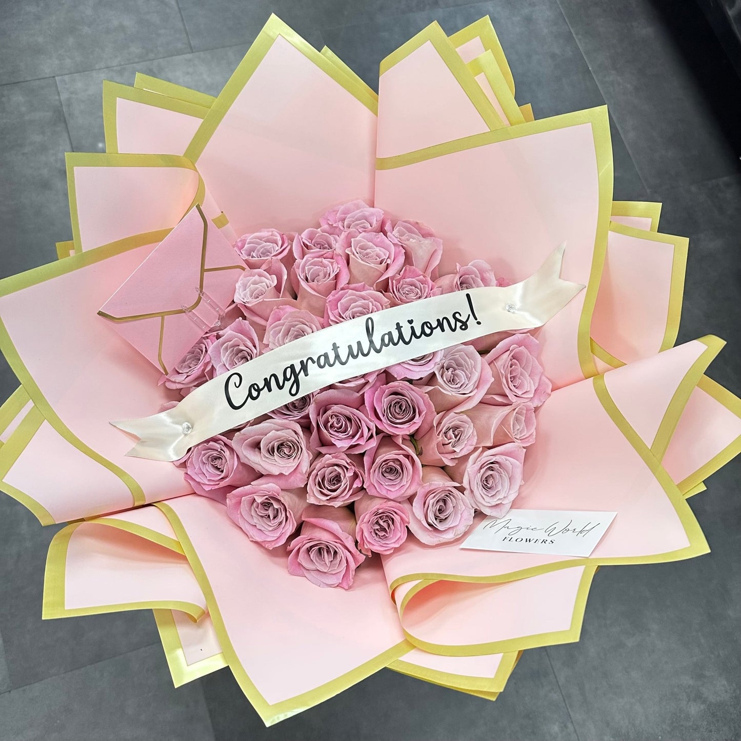Ramo Buchon - Deluxe Hand Bouquet of Pink Roses - Magic World Flowers