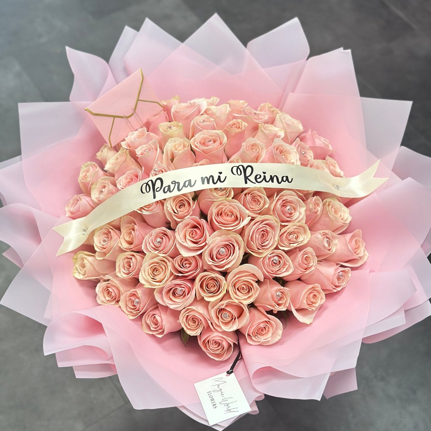 Ramo Buchon - Deluxe Hand Bouquet of Pink Roses - Magic World Flowers