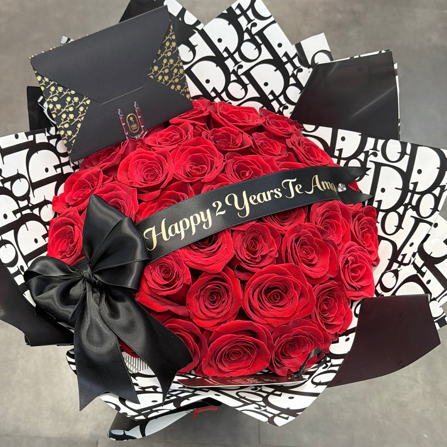 Ramo Buchon - Deluxe Hand Bouquet of Red Roses - Magic World Flowers