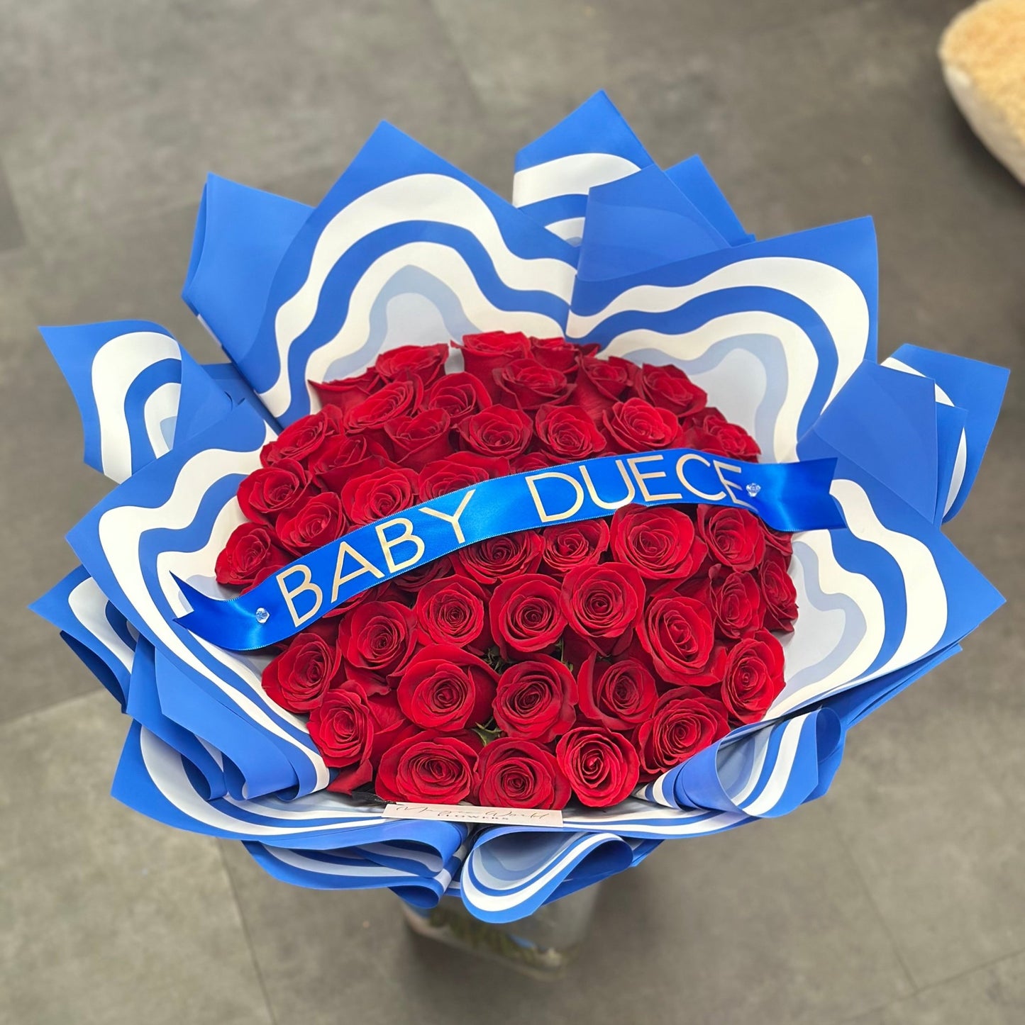 Ramo Buchon - Deluxe Hand Bouquet of Red Roses - Magic World Flowers
