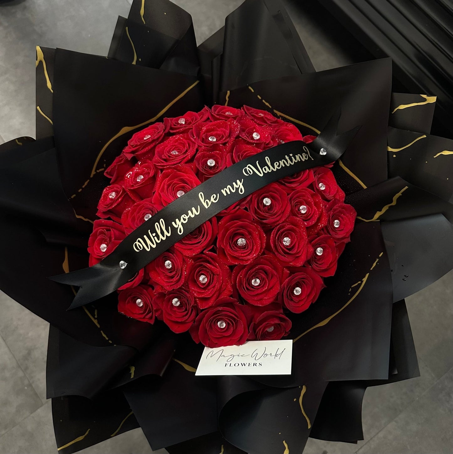 Ramo Buchon - Deluxe Hand Bouquet of Red Roses - Magic World Flowers