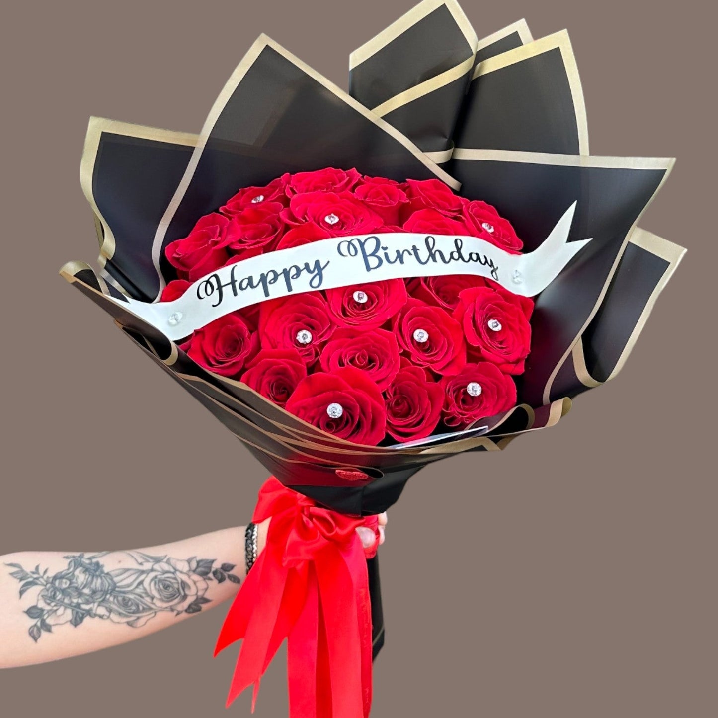 Ramo Buchon - Deluxe Hand Bouquet of Red Roses - Magic World Flowers