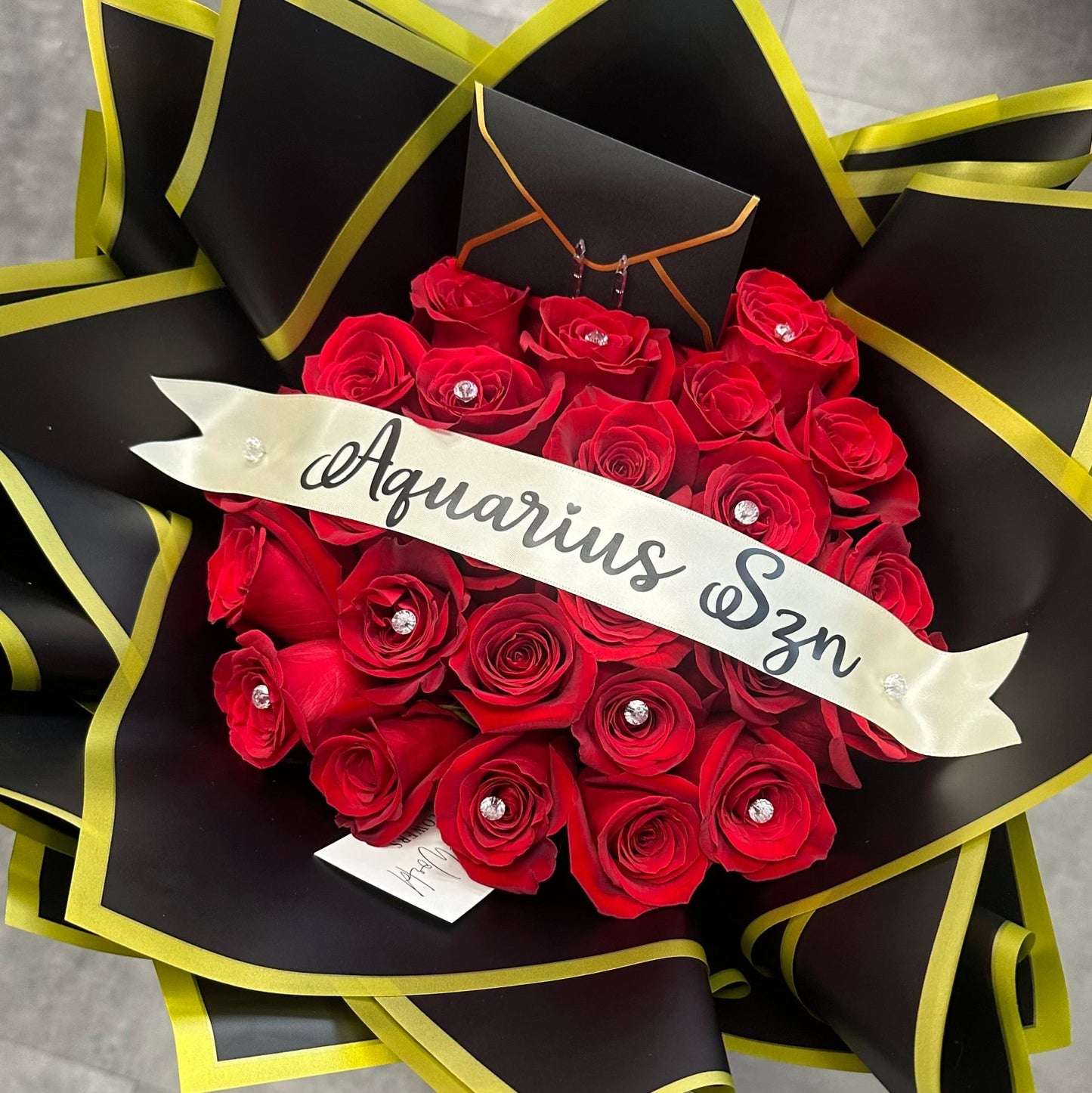Ramo Buchon - Deluxe Hand Bouquet of Red Roses - Magic World Flowers