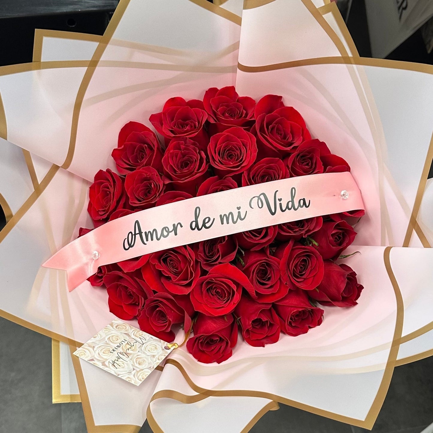 Ramo Buchon - Deluxe Hand Bouquet of Red Roses - Magic World Flowers