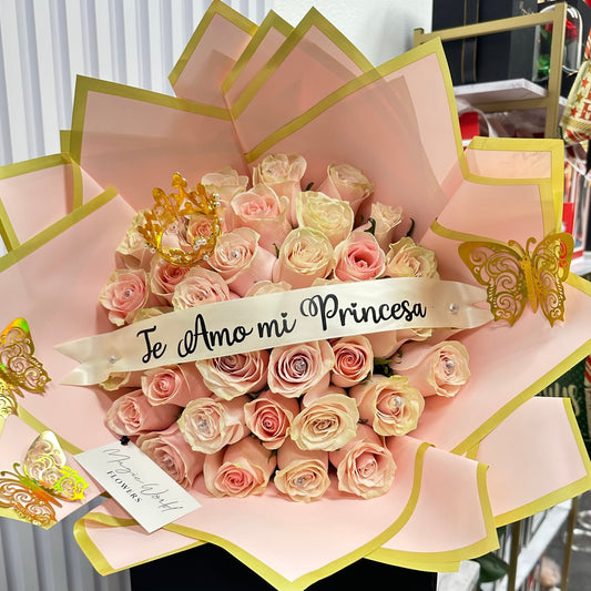 Ramo Buchon - Premium Hand Bouquet of Pink Roses - Magic World Flowers