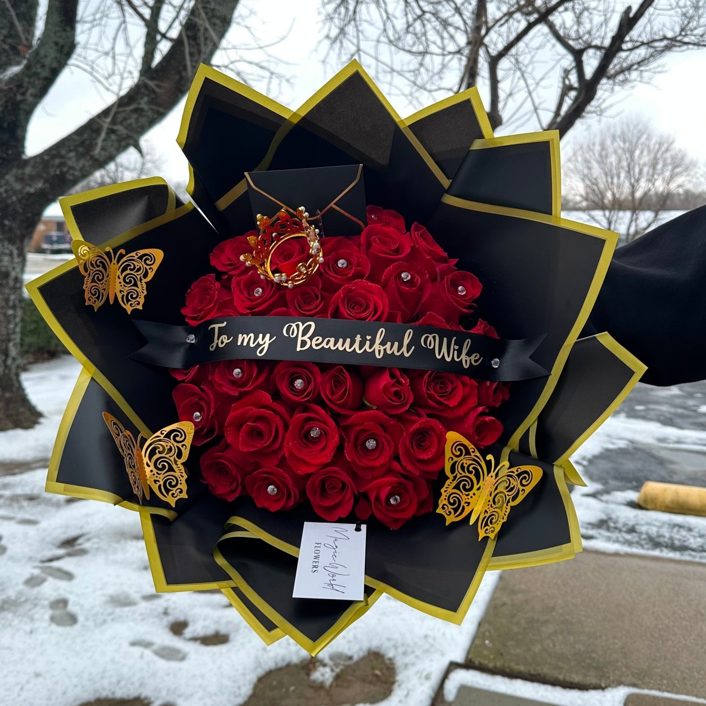 Ramo Buchon - Premium Hand Bouquet of Red Roses - Magic World Flowers