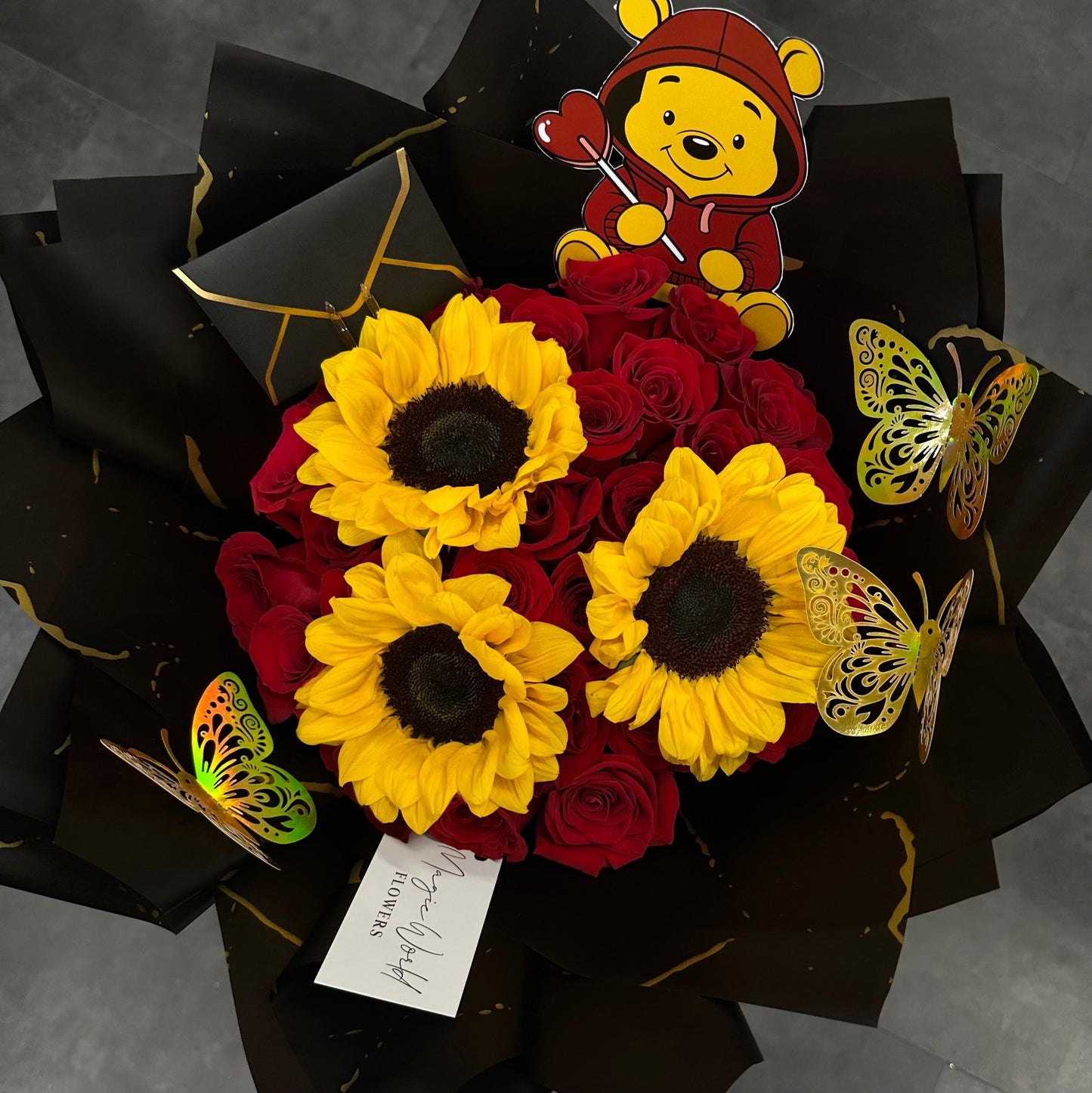 Ramo Buchon - Sunflowers 'n' Roses Hand Bouquet - Magic World Flowers