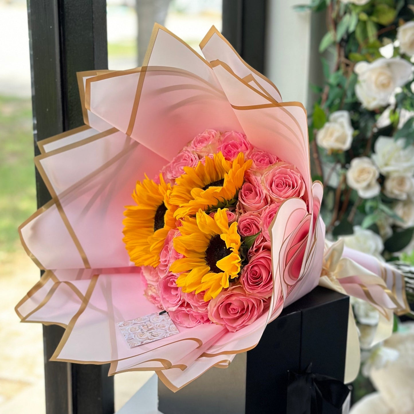 Ramo Buchon - Sunflowers 'n' Roses Hand Bouquet - Magic World Flowers