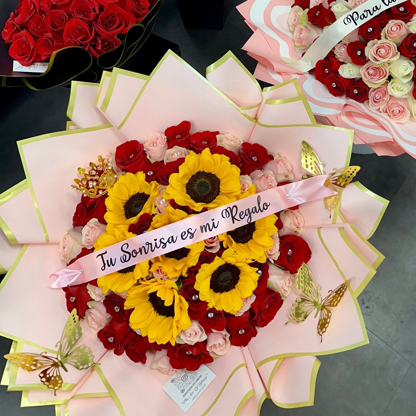 Ramo Buchon - Sunflowers 'n' Roses Hand Bouquet - Magic World Flowers