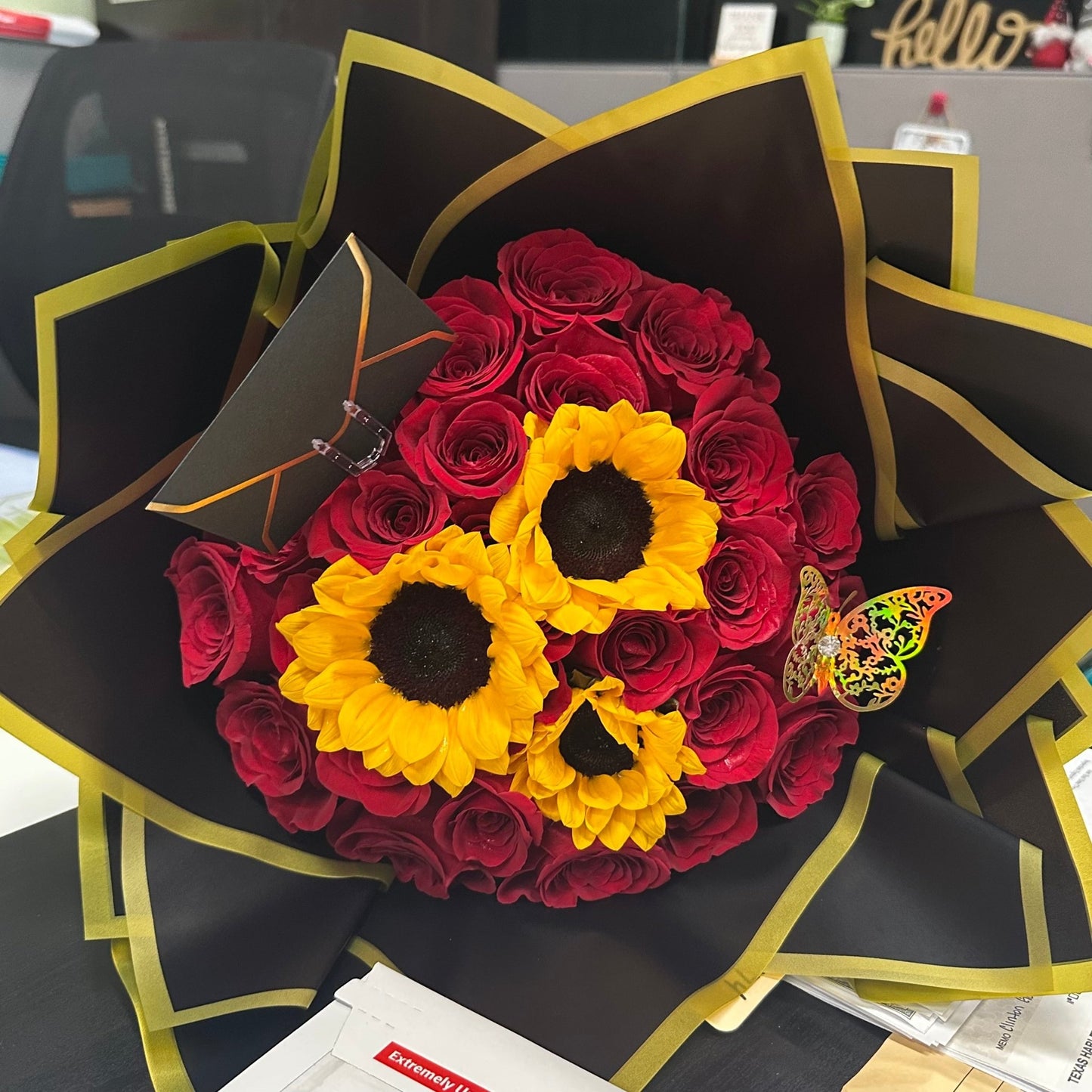 Ramo Buchon - Sunflowers 'n' Roses Hand Bouquet - Magic World Flowers