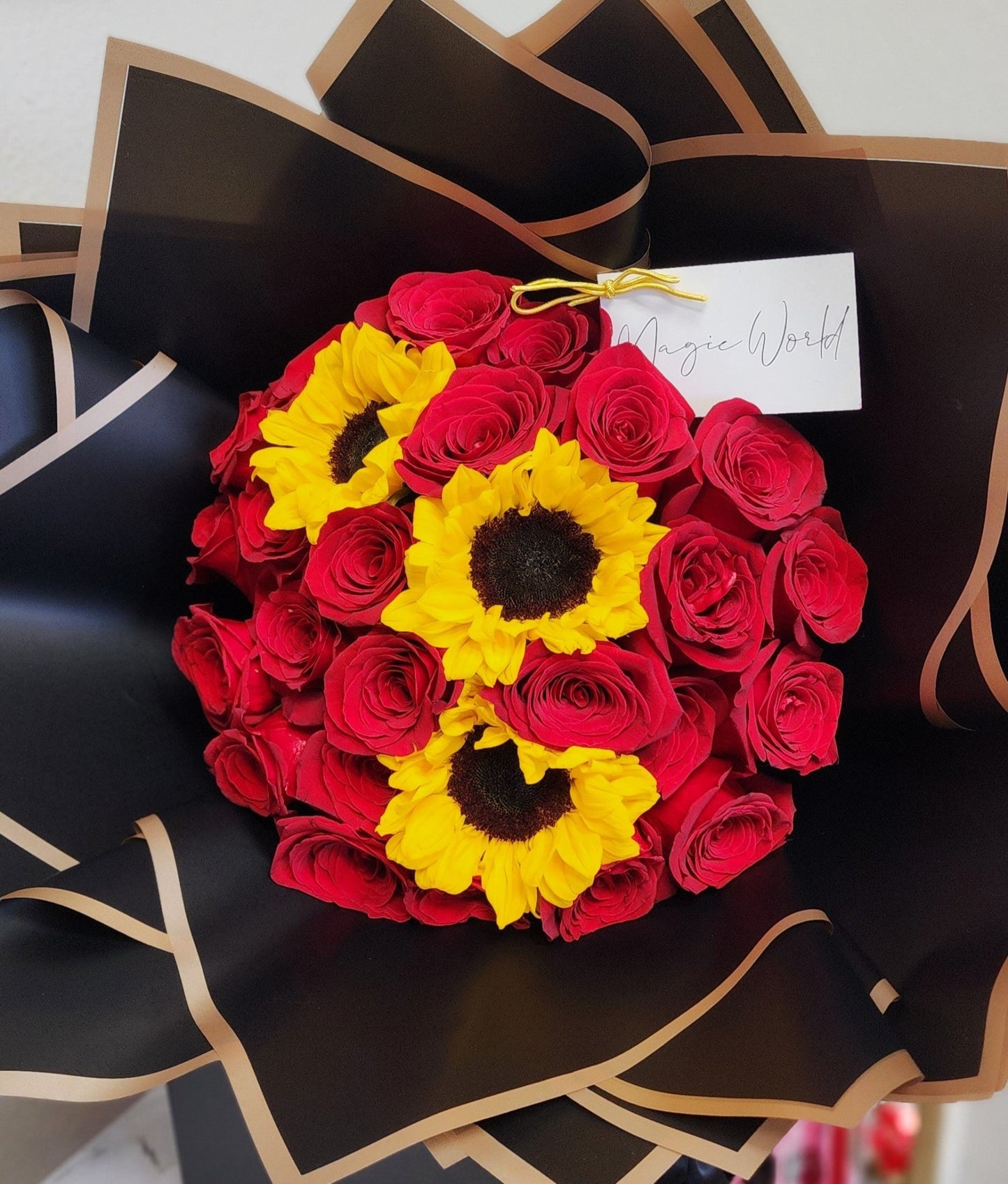 Ramo Buchon - Sunflowers 'n' Roses Hand Bouquet - Magic World Flowers