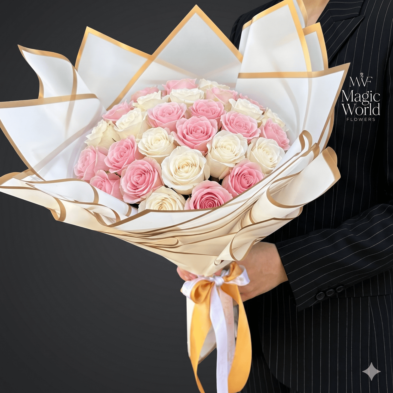 Ramo Buchon - Hand Bouquet of Roses - Magic World Flowers