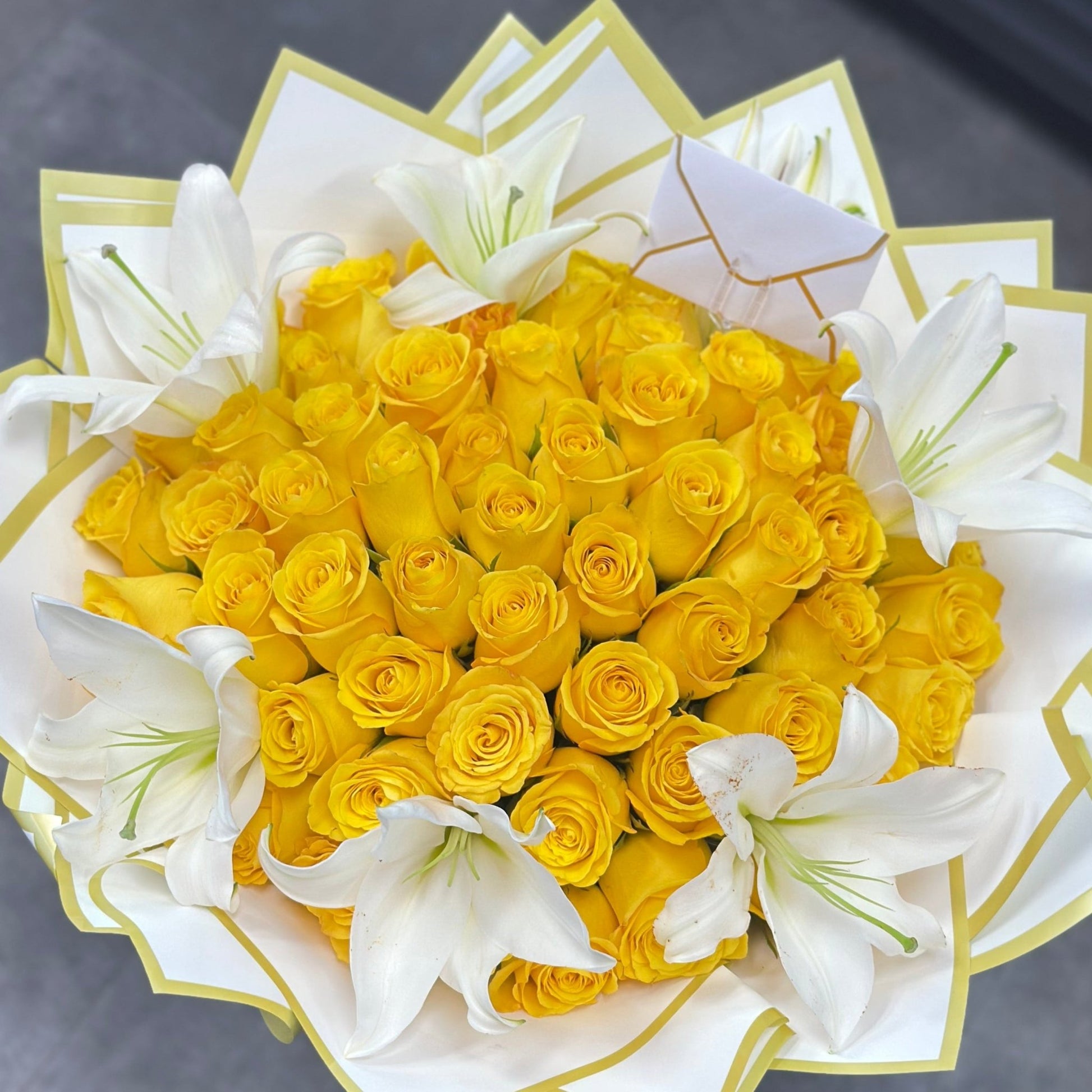 Lily Luxe Ramo Buchon – Floral Hand Bouquet - Magic World Flowers