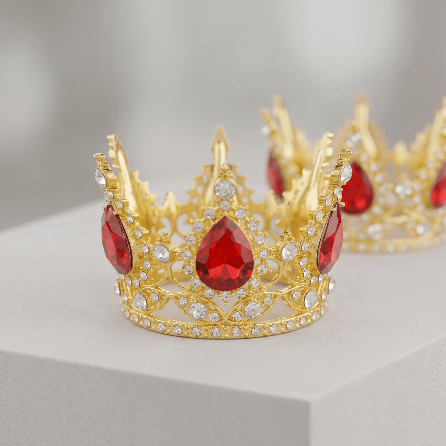 Mini Decorative Crown | Gold & Red — Ramo Buchón Add - On - Magic World Flowers