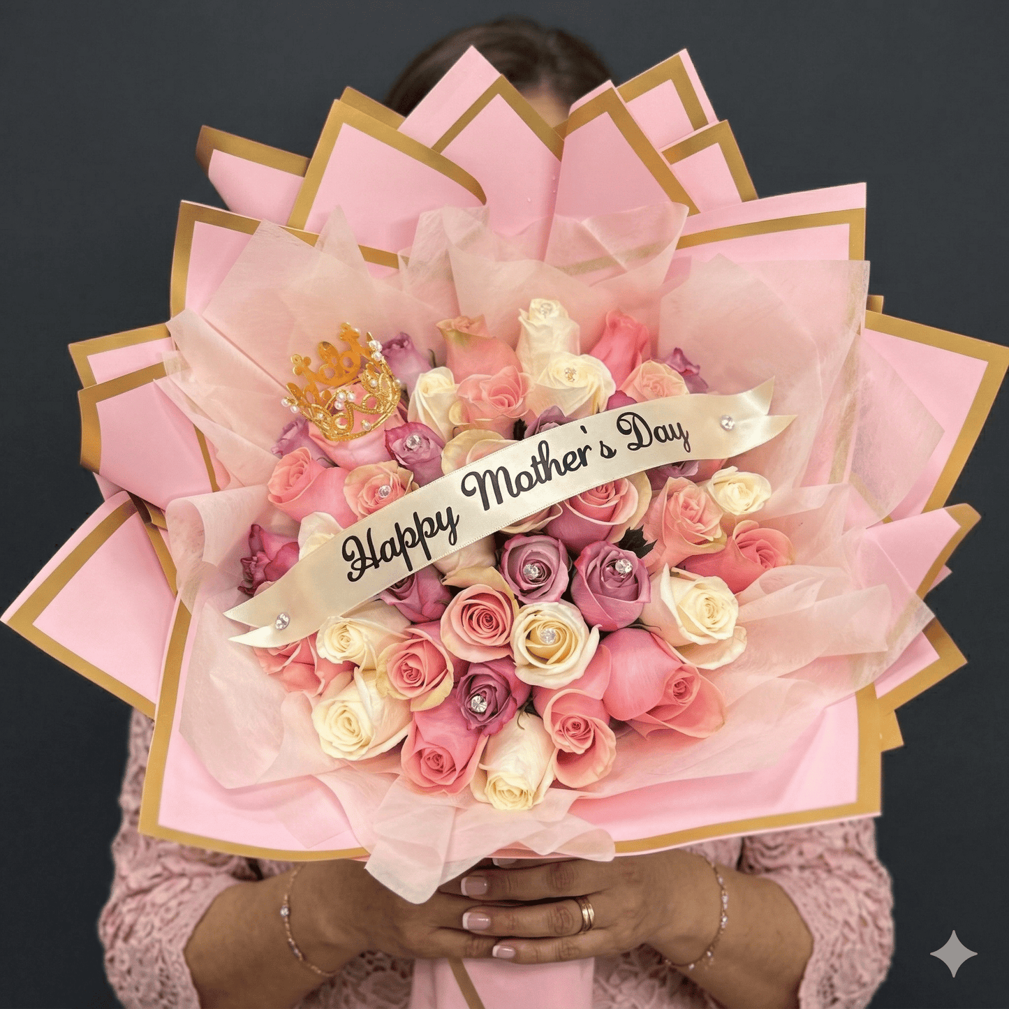 Princess Ramo Buchón 36 Pastel Roses with Crown — Mother's Day - Magic World Flowers