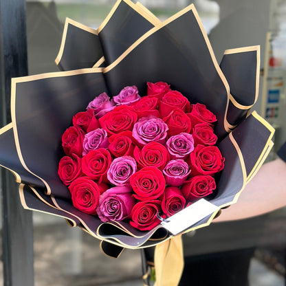 Ramo Buchon - Classic Hand Bouquet of Lavender & Red Roses - Magic World Flowers
