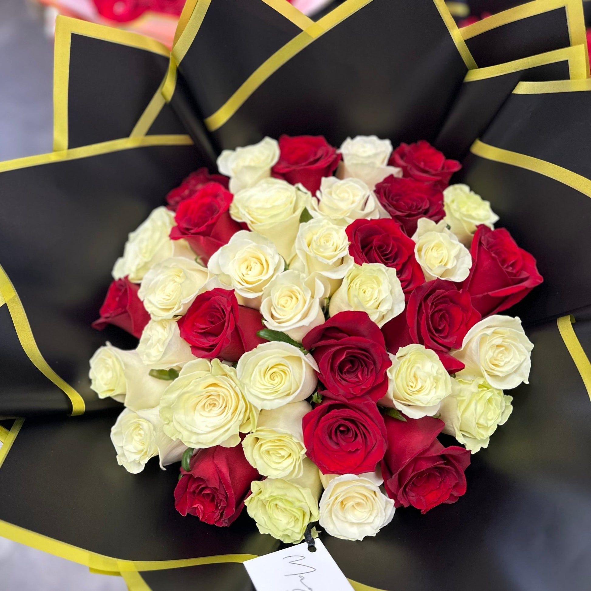 Ramo Buchon - Classic Hand Bouquet of Mixed colors Roses - Magic World Flowers