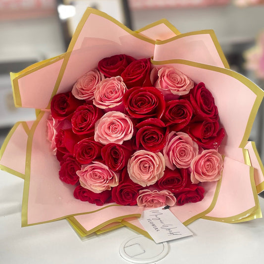 Ramo Buchon - Classic Hand Bouquet of Pink & Red Roses - Magic World Flowers