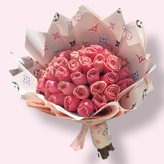 Ramo Buchon - Classic Hand Bouquet of Pink Roses - Magic World Flowers