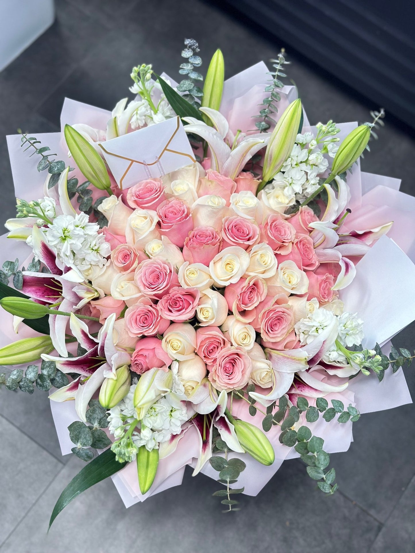 Ramo Buchon - Classic Hand Bouquet of Pink & White Roses - Magic World Flowers