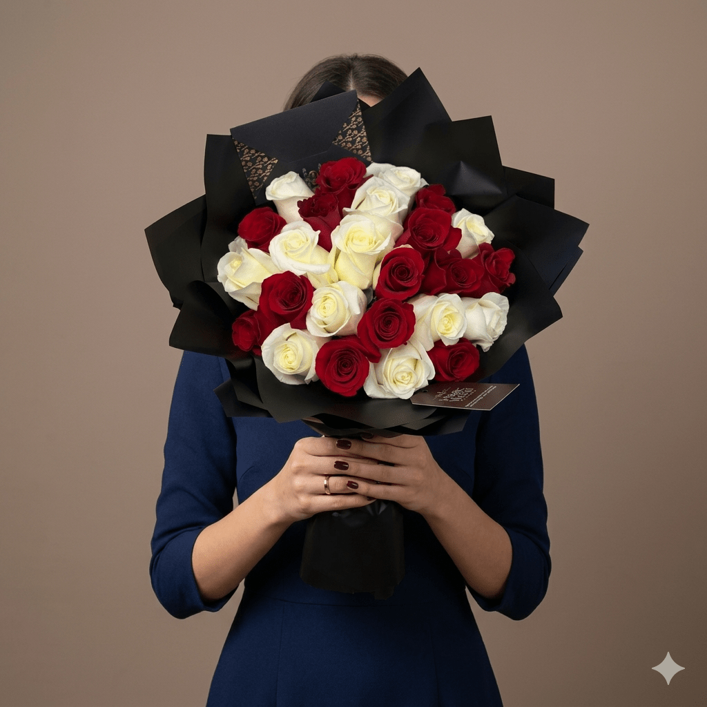 Ramo Buchon - Classic Hand Bouquet of White & Red Roses - Magic World Flowers