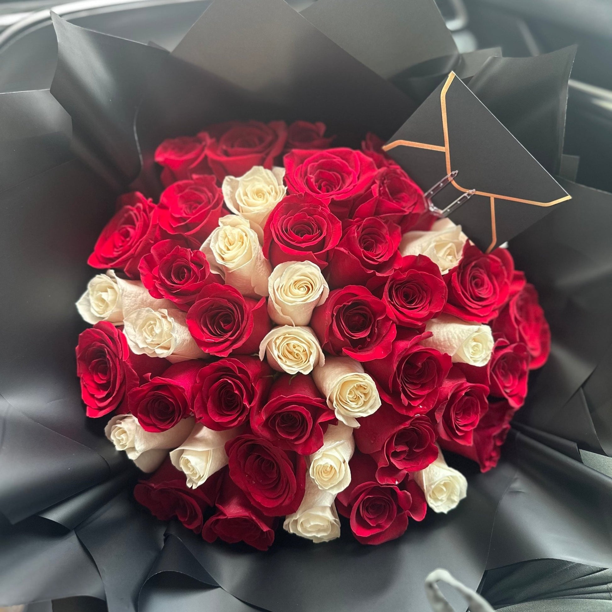 Ramo Buchon - Classic Hand Bouquet of White & Red Roses - Magic World Flowers