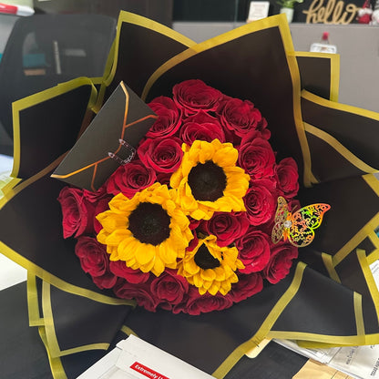 Ramo Buchon - Sunflowers 'n' Roses Hand Bouquet - Magic World Flowers