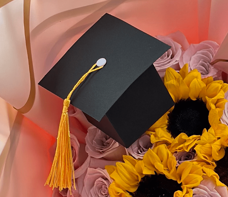 Small Graduation Hat for Graduation Ramo Buchon - Magic World Flowers